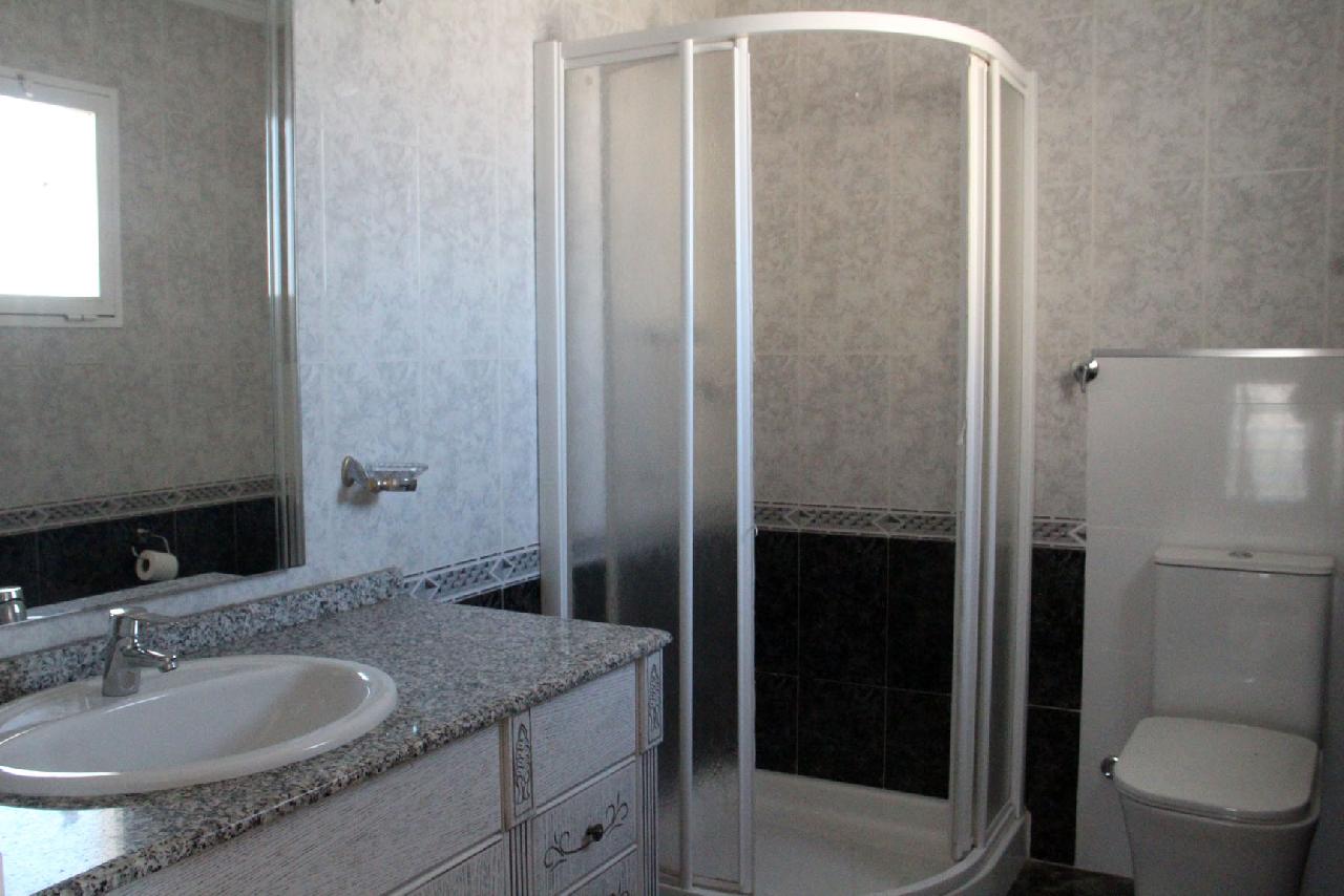 itsh 1739207069YNKORD ref 1828 mobile 16 Family shower upstairs Playa Flamenca